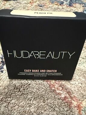 HUDA BEAUTY Easy Bake & Snatch Pressed Powder - Peach Pie (Peach)